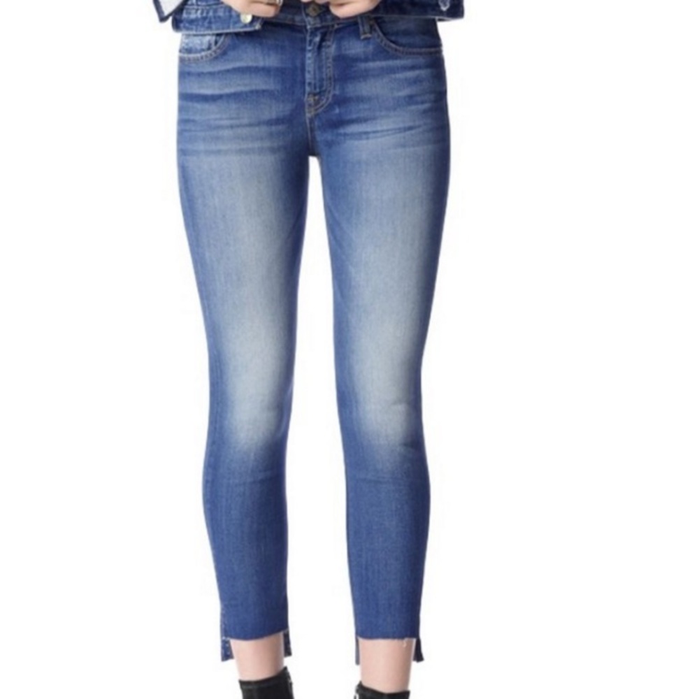 7 For All Mankind Step Hem Jeans. Light wash. Size 31